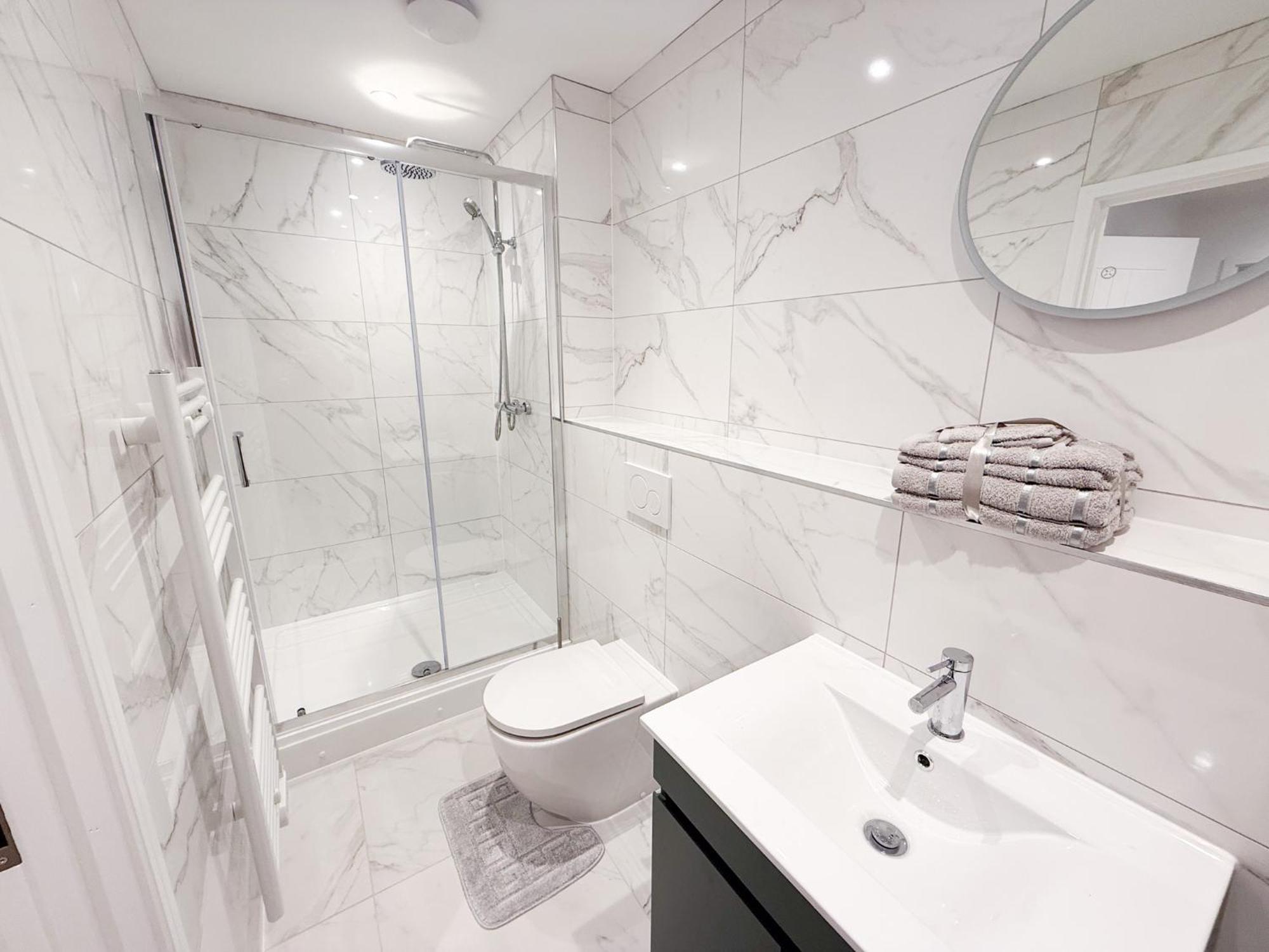 Spacious Modern 1 Bed Apartments In St Neots - Perfect For Contractors & Professionals - Free Parking - Wifi - Fully Equipped Kitchen - Smart Tv Ideal For Work Stays And Long Projects 外观 照片