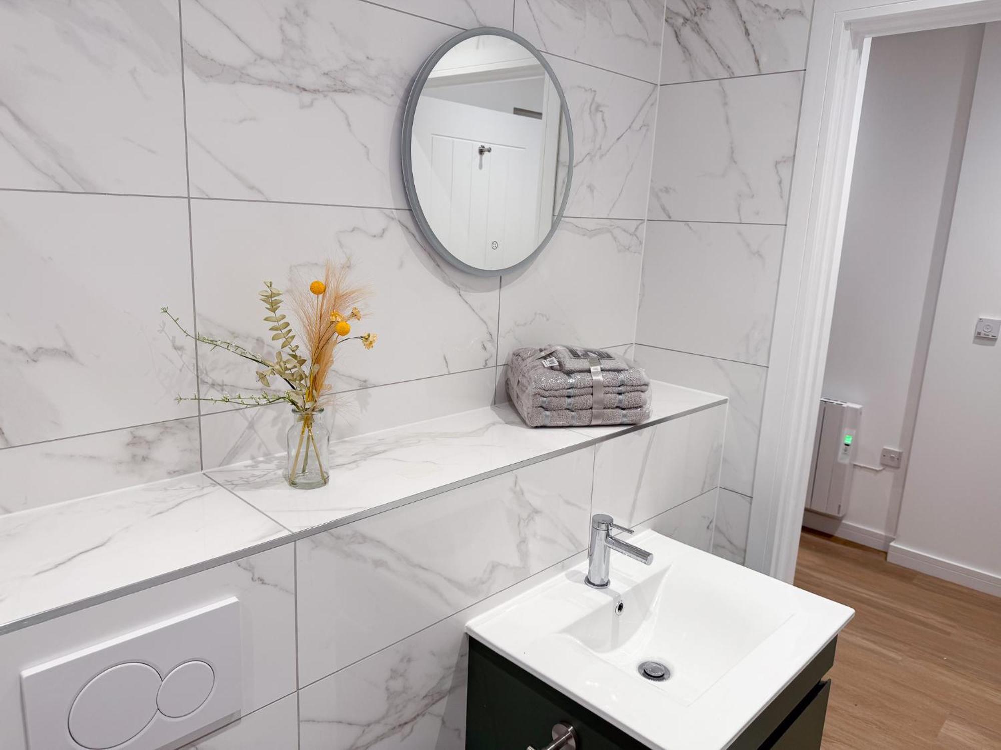Spacious Modern 1 Bed Apartments In St Neots - Perfect For Contractors & Professionals - Free Parking - Wifi - Fully Equipped Kitchen - Smart Tv Ideal For Work Stays And Long Projects 外观 照片