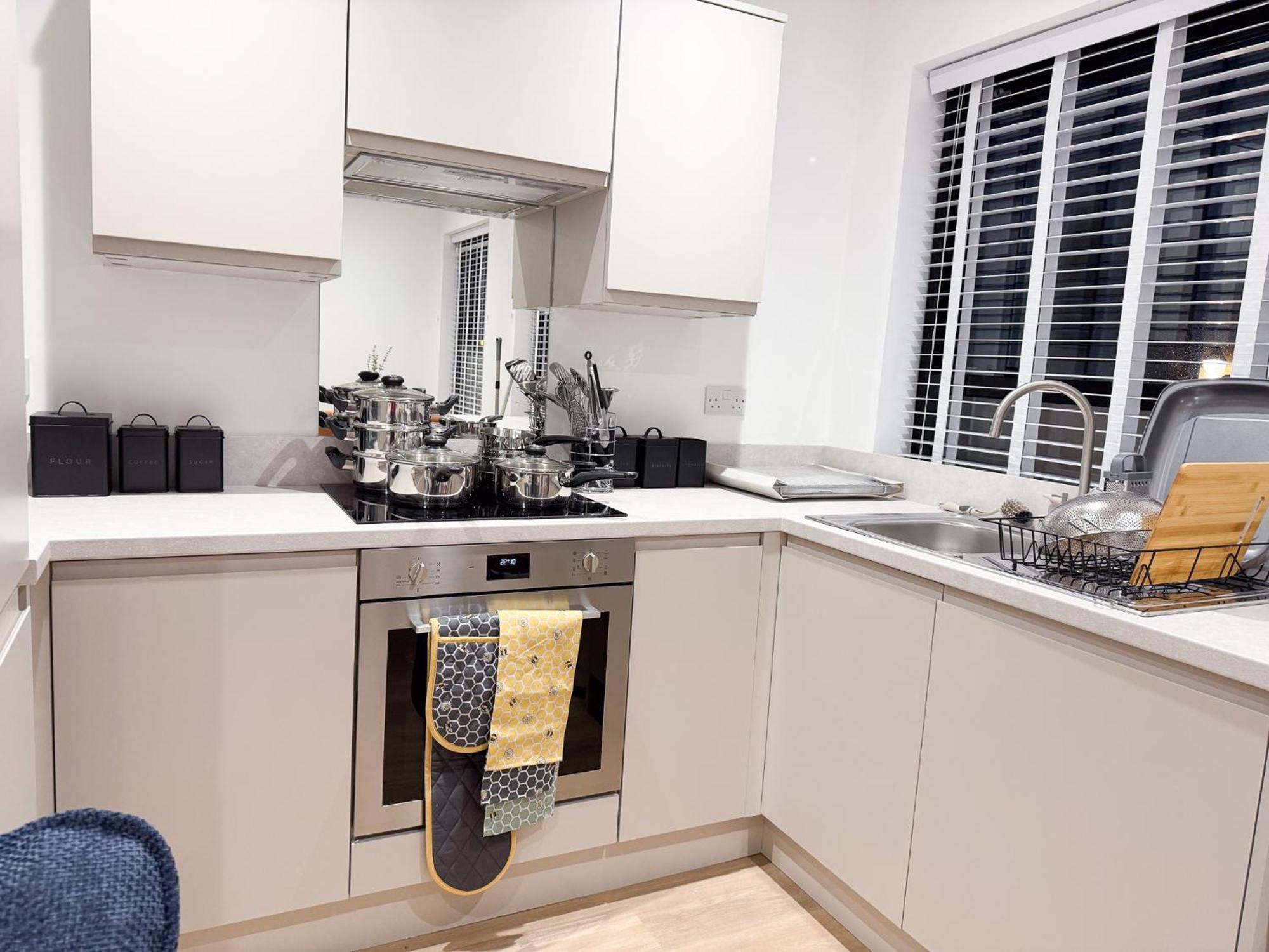 Spacious Modern 1 Bed Apartments In St Neots - Perfect For Contractors & Professionals - Free Parking - Wifi - Fully Equipped Kitchen - Smart Tv Ideal For Work Stays And Long Projects 外观 照片